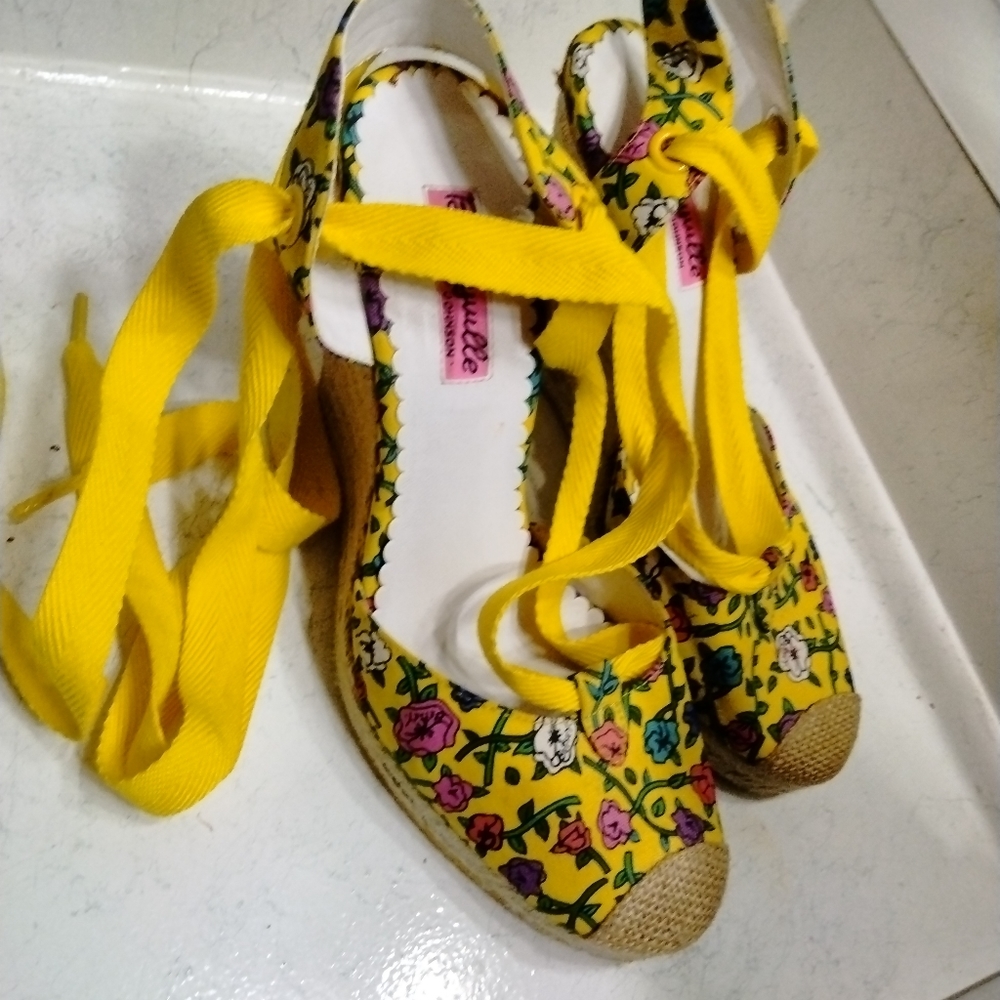 Yellow wedge sandals Betsey Johnson